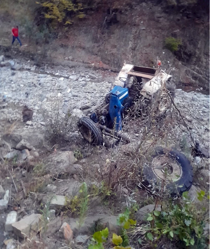 Sinop’ta uçuruma devrilen traktörün sürücüsü ağır yaralandı