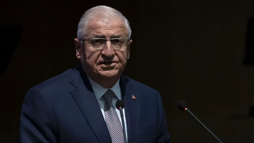 Bakan Güler, Estonya