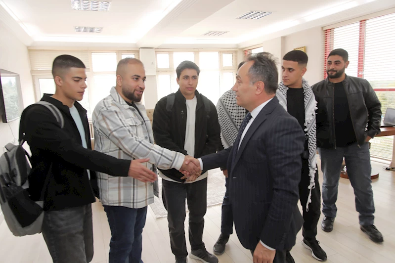  Filistinli öğrenciler TOGÜ Rektörü Yılmaz
