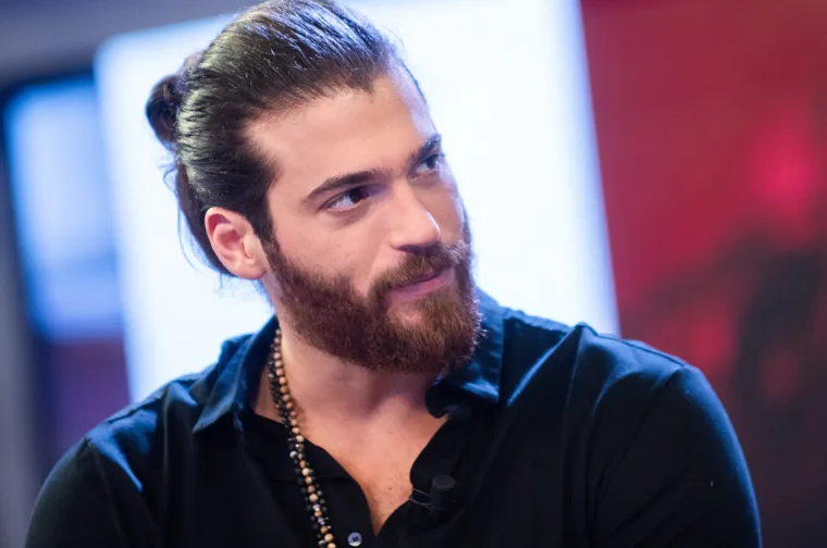 Can Yaman fotoğrafını çekmek isteyen hayranının telefonunu fırlattı