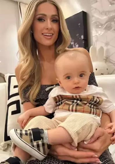 Paris Hilton bebeğinin görünümüyle dalga geçenlere isyan etti!