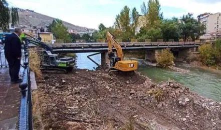 Bayburt’ta Tarihe Işık Tutan Köprünün Yıkımına Başlandı