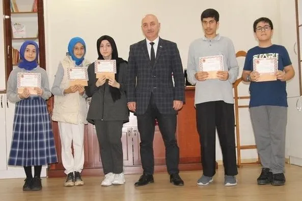 Cumhuriyet Bilgi Yarışmasında Dereceye Giren Öğrencilere Ödül Verildi