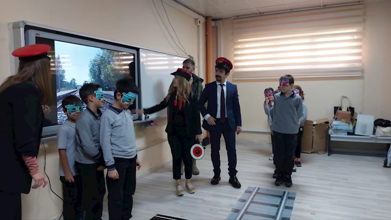 İlkokul öğrencileri, hemzemin geçidin güvenli kullanımını şarkılar ve oyunlarla öğrendi