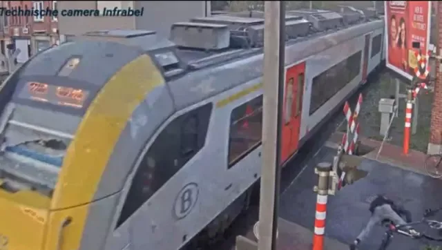 Korku dolu anlar saniye saniye kamerada! 15 yaşındaki bisikletli hemzemin geçitten geçerken tren çarptı ... Mucizevi kurtuluş