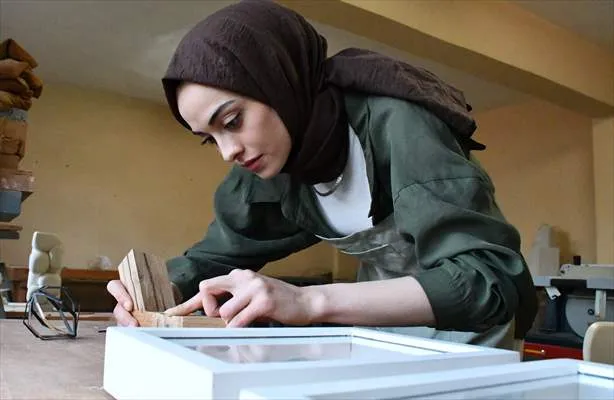 İlkokulda resimle başladığı sanat serüvenini heykel alanında yüksek lisansla sürdürüyor