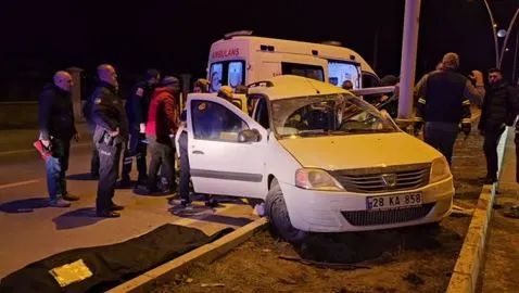  Kamyon ve otomobilin çarpıştığı kazada 2 kişi öldü, 4 kişi yaralandı