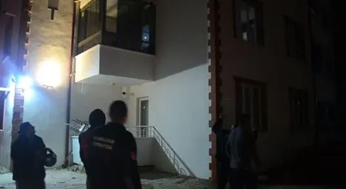  7 katlı binada çıkan yangında 3 kişi dumandan etkilendi