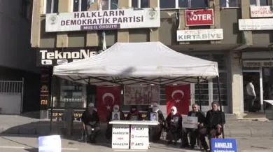  Aileler çocuklarına kavuşma ümidiyle HDP önündeki eylemini sürdürüyor