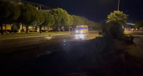 Karşı şeride geçen tırın dorsesinin devrilmesi sonucu sürücü yaralandı