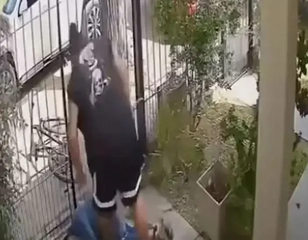 Fenomen Jahrein hırsızı yakalayıp fena dövdü! O anlar olay oldu