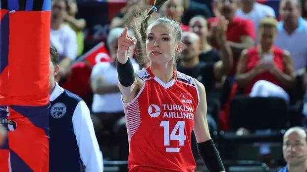 Makyajı, saçı ve stiliyle sosyal medyayı salladı!