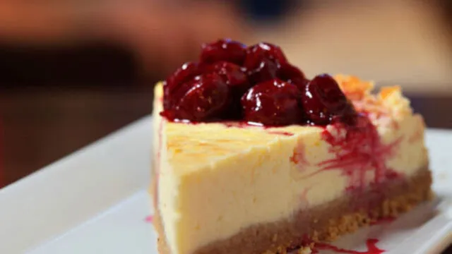 Dışardan almaktan vazgeçeceksiniz! İşte ferah frambuazlı cheesecake tarifi!