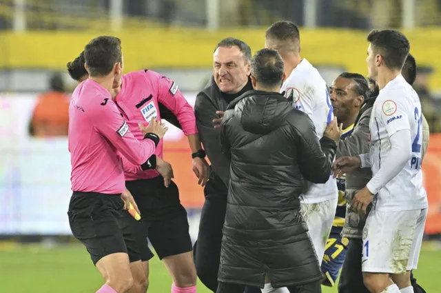 Hakem Halil Umut Meler kimdir ve son durumu nedir? Saldırıya uğrayan Halil Umut Meler hakemliği bıraktı mı?