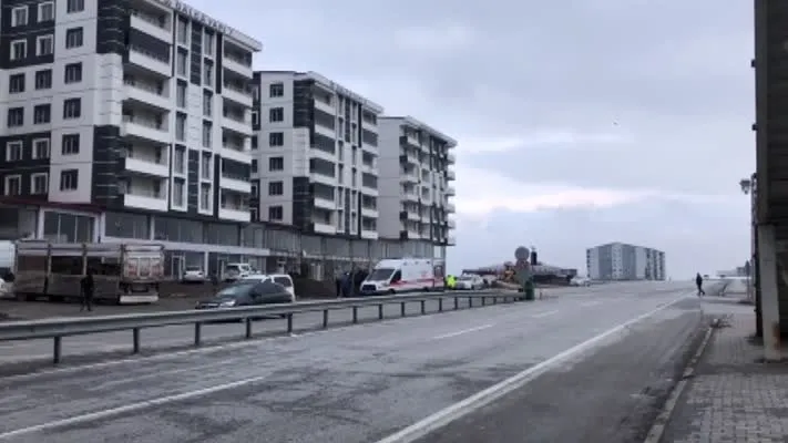 Yolun karşısına geçmeye çalışırken otomobilin çarptığı kadın yaralandı