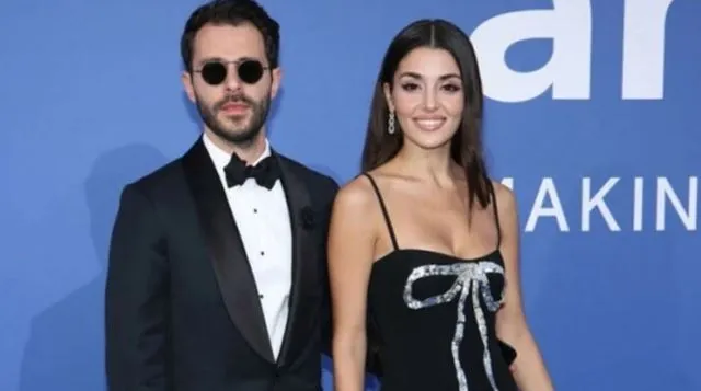 Hande Erçel, 1. Yıllarını Romantik Bir Notla Kutladı! 