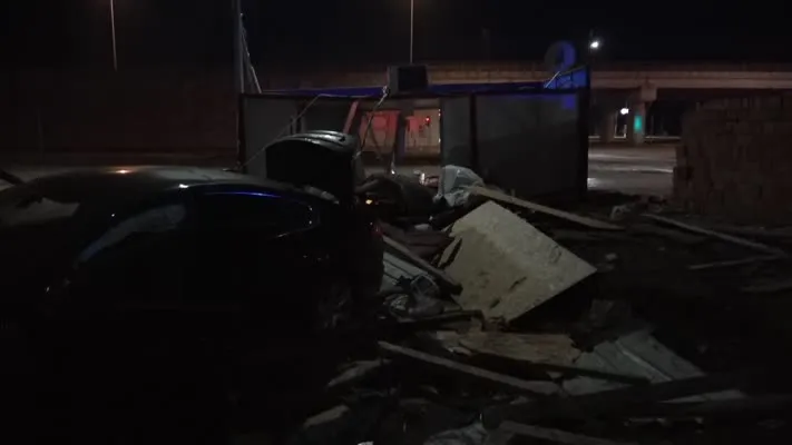  İnşaatın duvarına çarpan otomobildeki 4 kişi yaralandı
