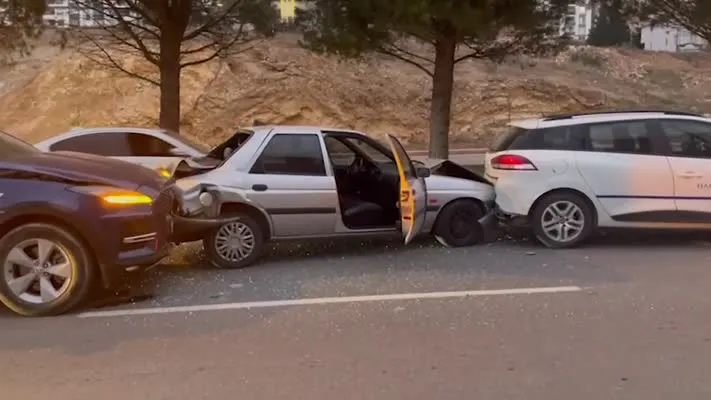 Zincirleme trafik kazası hasara neden oldu