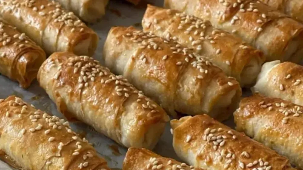 Bu börek bağımlılık yapar: Soslu pratik Börek tarifi