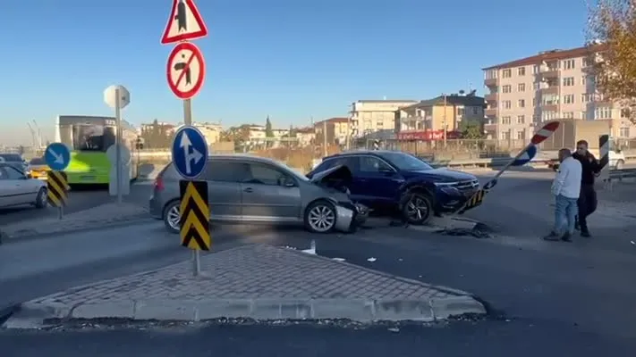  İki aracın çarpıştığı kazada 3 kişi yaralandı
