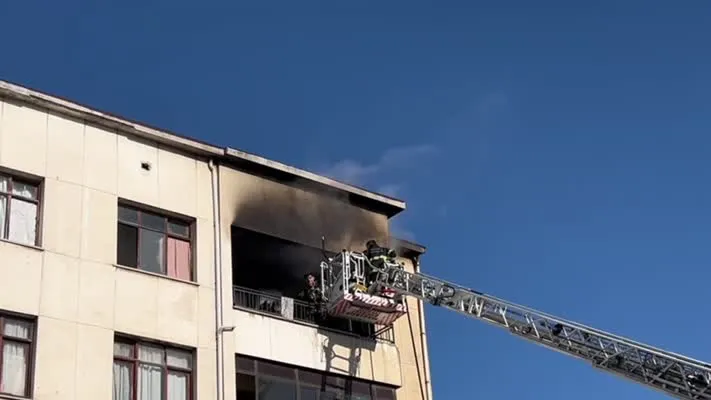  Evde çıkan yangında anne ve 2 çocuğu dumandan etkilendi