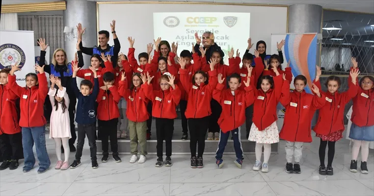 Sinop’ta işaret dili öğrenen çocuklar engelliler için sahne aldı
