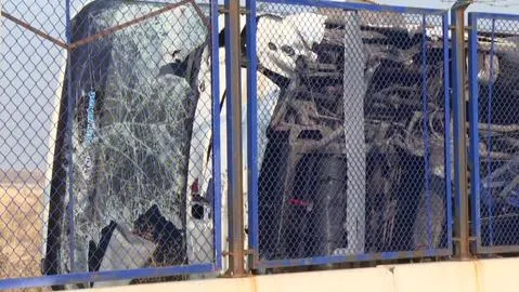 Üniversite servis otobüsü devrildi, 2 kişi yaralandı