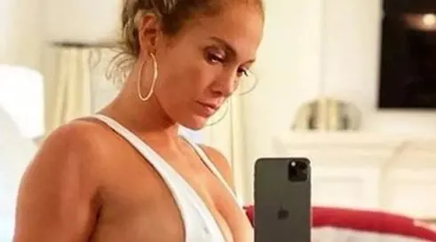 Jennifer Lopez göğüslerinin yarısını açık bırakan tarzıyla olay oldu!