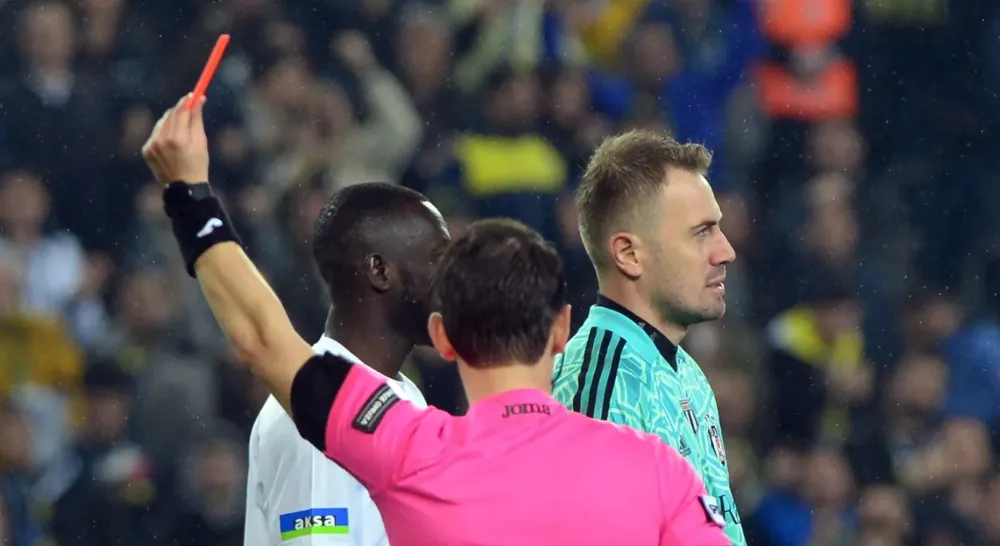 Beşiktaş - Fenerbahçe derbilerinde kartlar havada uçuyor