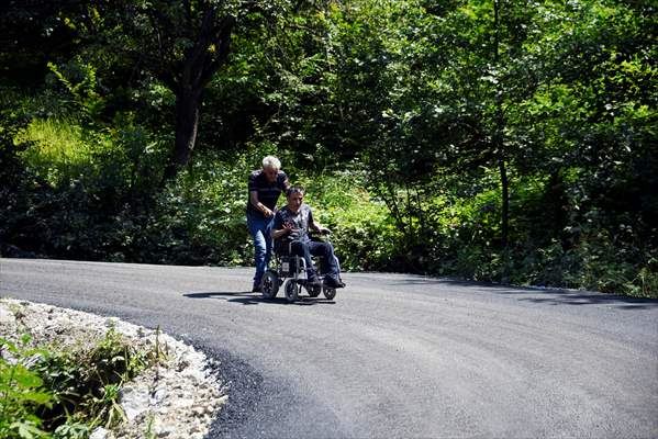 Eviyle ana yol arasındaki bölüm asfaltlanan engelli vatandaş hayata bağlandı