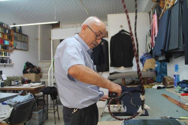Arkadaşının tavsiyesiyle başladığı terziliği yaklaşık yarım asırdır sürdürüyor