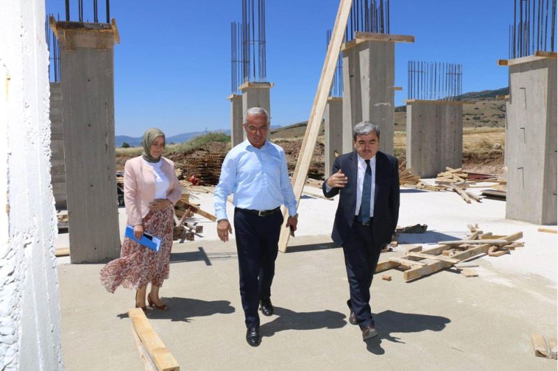 Amasya Milli Eğitim Müdürü Türkmen, anaokulu inşaatında incelemede bulundu