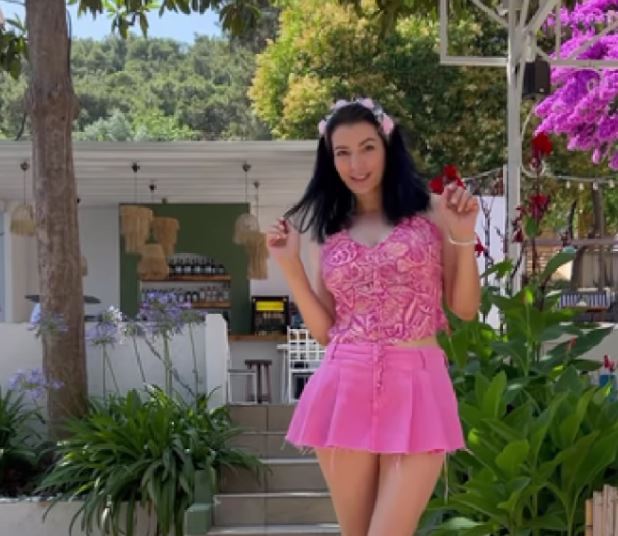 Havva Öztel, Barbie Çılgınlığına Uydu! Süper Minisiyle Poz Verdi!