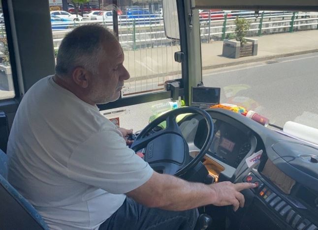 Otobüs şoförü aracında siyaset ve futbol konuşulmasını yasaklayan tabela astı