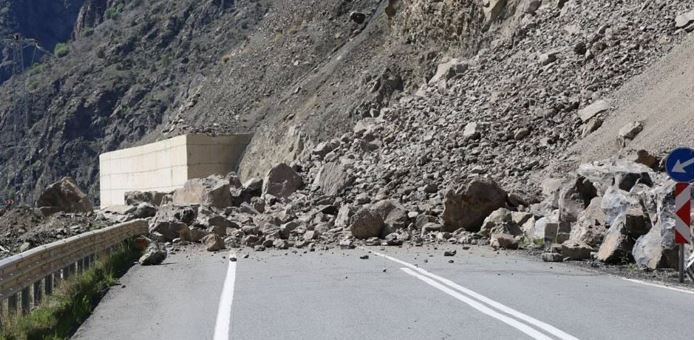 Artvin Erzurum Yolunda Heyelan Meydana Geldi!