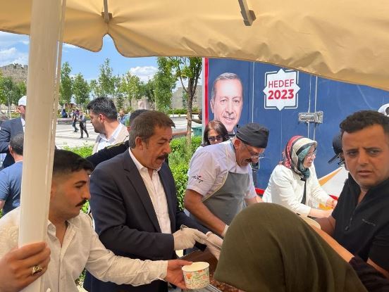Ak Parti Erzurum İl Teşkilatı Aşure Dağıttı!