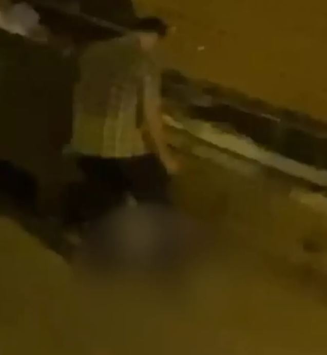 Ayağıyla Yavru Kediyi Öldürdü