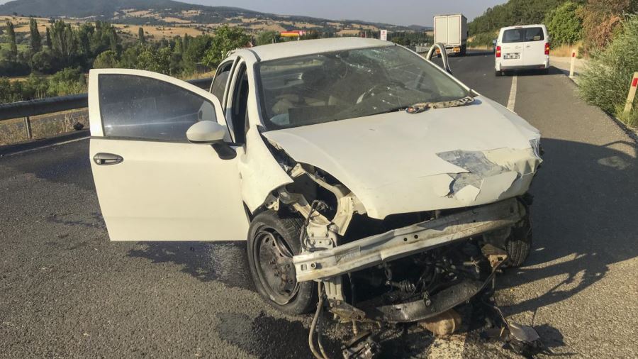 Bariyerlere çarpan otomobildeki 2 kişi öldü