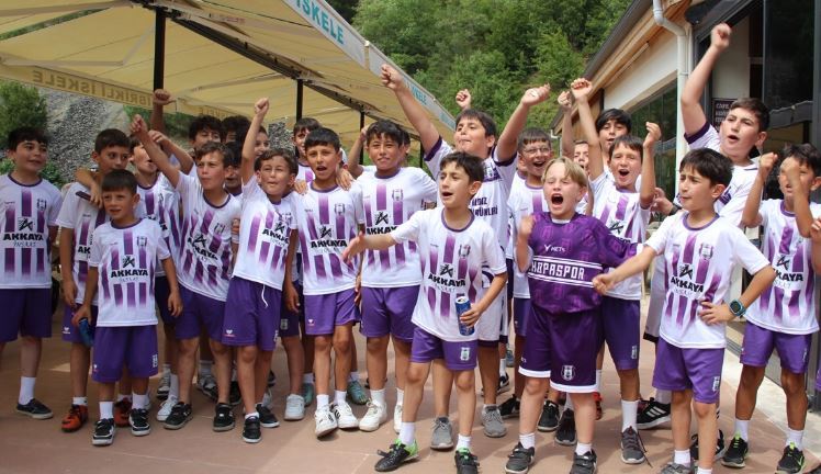 Artvin Hopaspor Kulübü altyapı sporcularına gezi programı düzenledi.