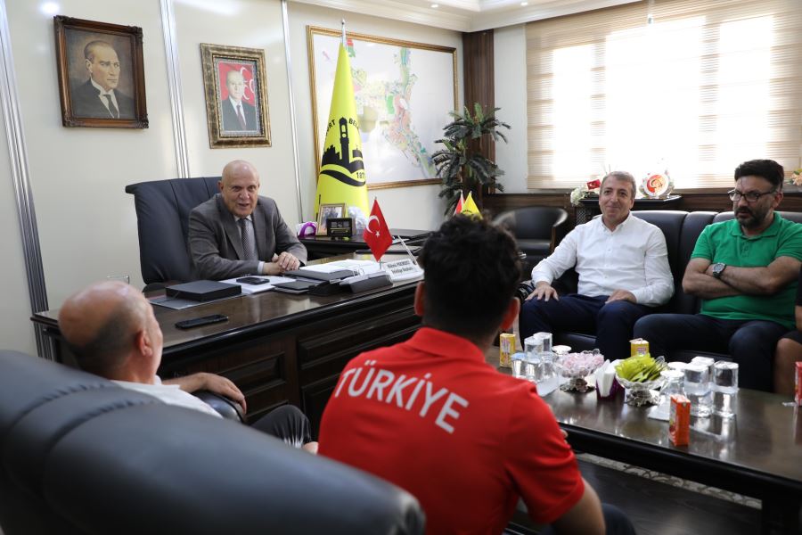 BAYBURT BELEDİYE BAŞKANI AVRUPA ŞAMPİYONUNU KABUL ETTİ 