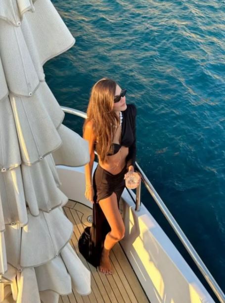 Hande Erçel Tekne Pozlarını Paylaştı!