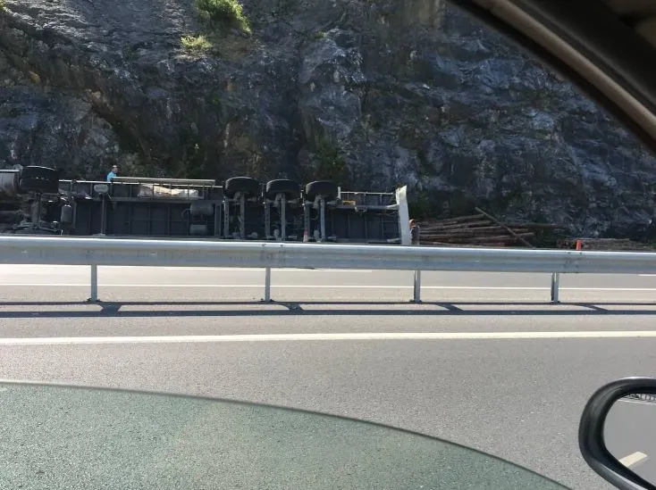 Zonguldak - Ereğli Karayolunda Kaza! Tır Yan Yattı!