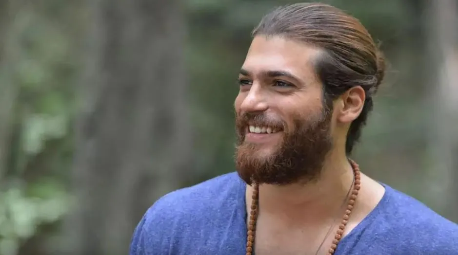 Can Yaman, Annesini ve Babasını Paylaştı! Herkes Aynı Yorumu Yaptı!