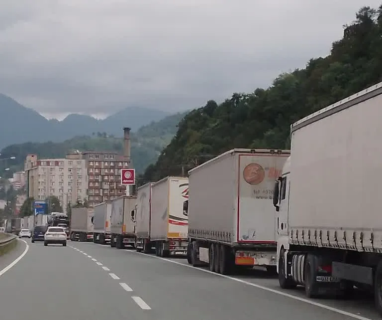 Sarp Sınır Kapısındaki TIR kuyruğu Hopa’ya kadar dayandı