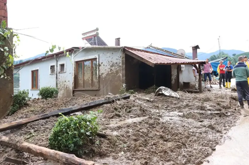 Rize Valiliği: Heyelan nedeniyle 16 konut nakledilecek 