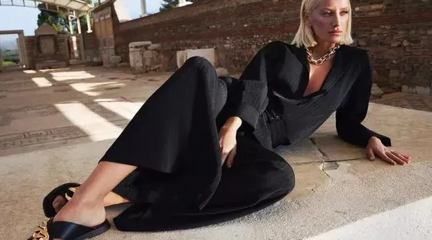 Didem Soydan Cadde Ortasında Bikinisini Düzeltince Olay Oldu! 