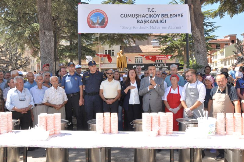 Gümüşhacıköy Belediyesi muharrem ayı dolayısıyla aşure dağıttı