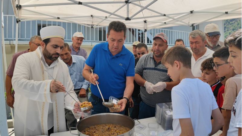 Oğuzlar Belediyesi aşure dağıttı