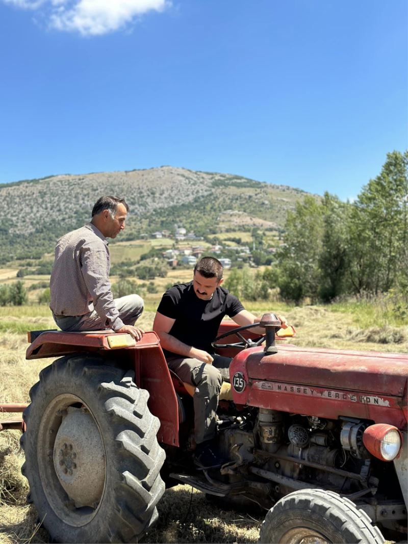 Kaymakam Coşkun traktör kullanarak çiftçilere yardım etti
