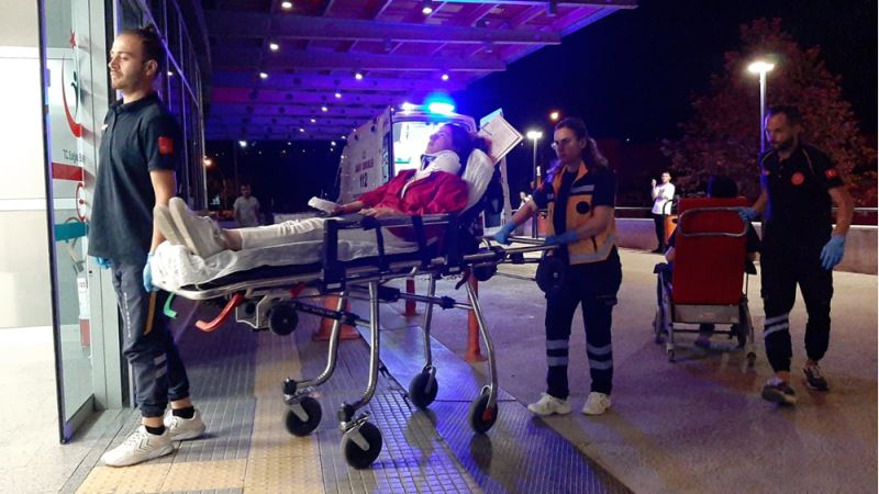 Çorum’da kamyonla çarpışan otomobildeki 2 kişi yaralandı